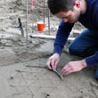 Форму многочисленных треугольников дизайнер вырисовывает на песке, отмеряя миллиметр к миллиметру, и выполняя все четко под линейку
